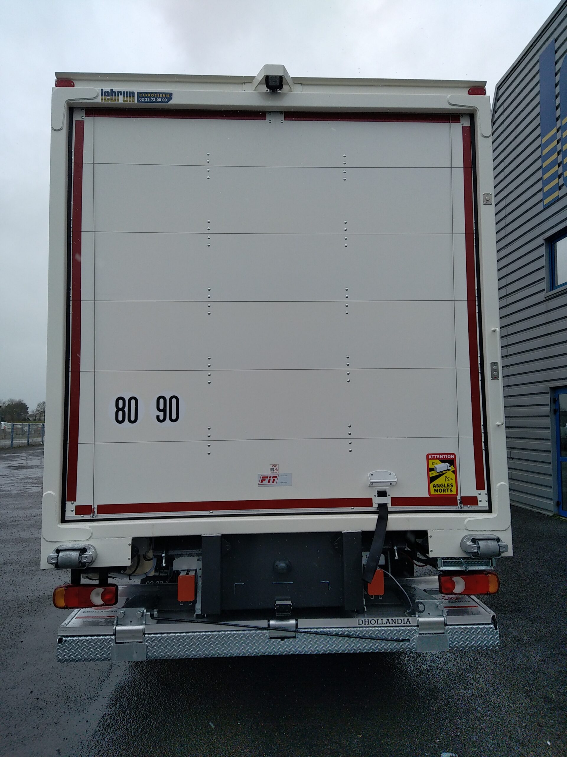 Porte métallique d'un camion de pompier fait par Fit-Doors<br />
 